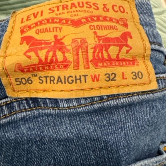 2 Pairs of Levi's in Blue and Midnight Grey - Picture 3 of 7